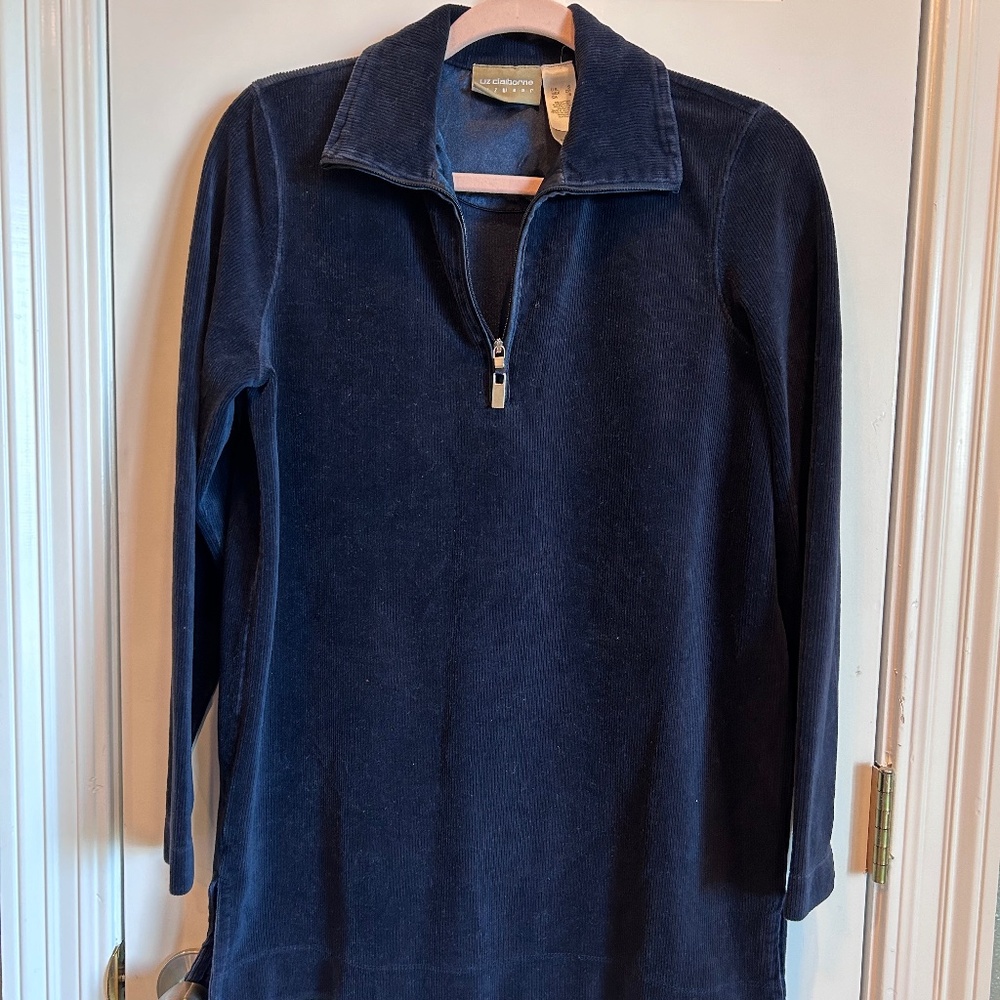 Liz wear navy tunic